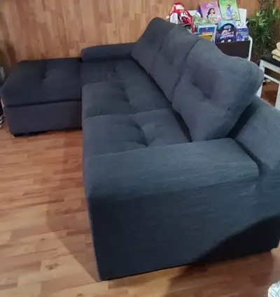 Sofá seccional gris oscuro en buen estado - miniatura 1