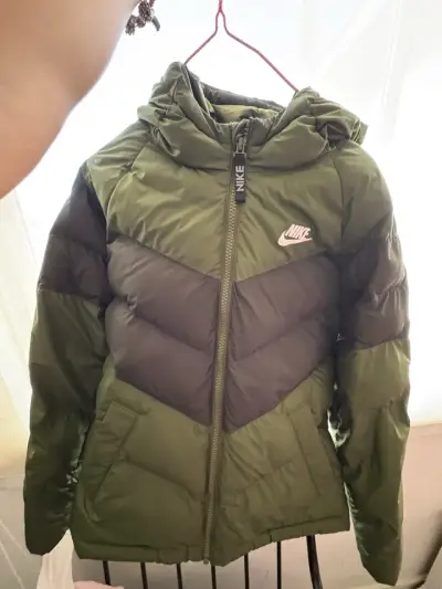 Chaqueta Nike acolchada verde para hombre - miniatura 1