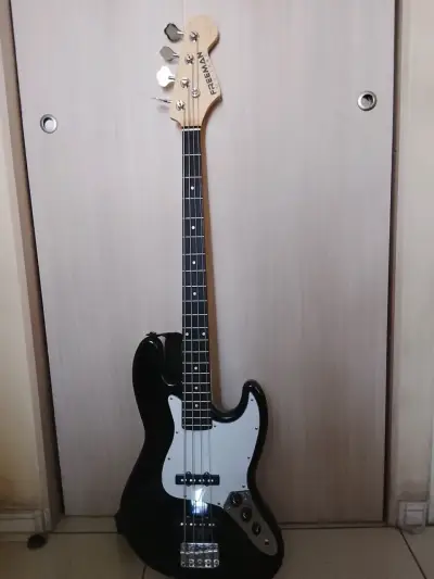 Bajo Eléctrico Freeman Jazz Negro con Funda - miniatura 1