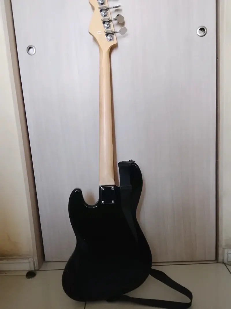 Bajo Eléctrico Freeman Jazz Negro con Funda - 2
