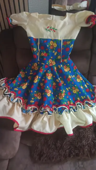 Vestido típico folclórico con flores y volantes - miniatura 1