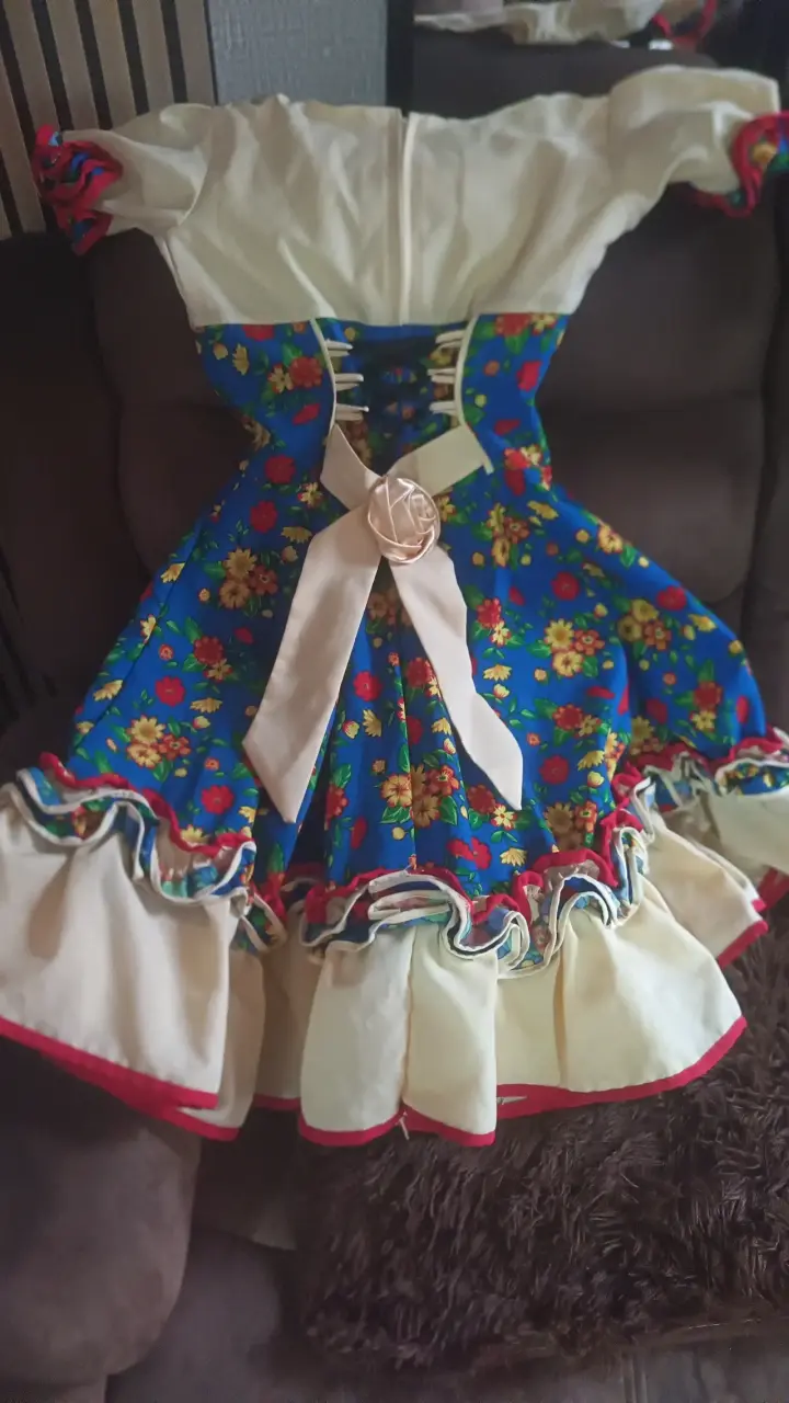 Vestido típico folclórico con flores y volantes - 2
