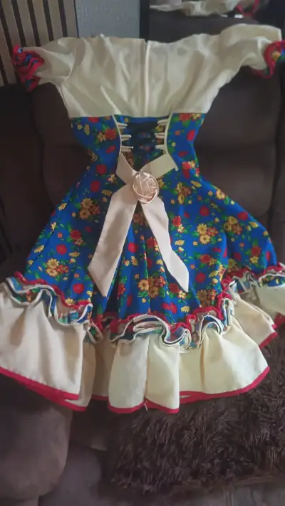 Vestido típico folclórico con flores y volantes - miniatura 2