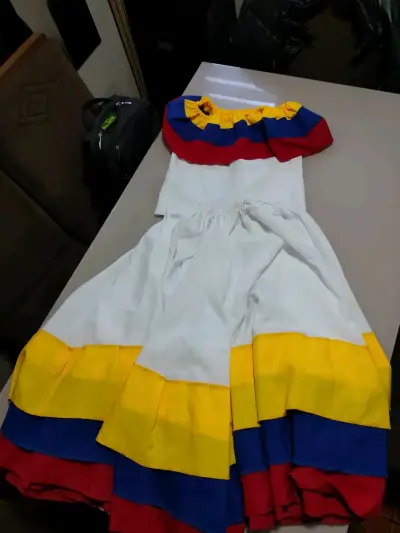 Vestido típico folclórico con colores vibrantes - miniatura 1