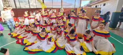 Vestido típico folclórico con colores vibrantes - miniatura 2