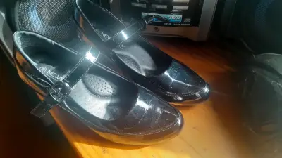 Zapatos  negros con tacón bajo para mujer - miniatura 1