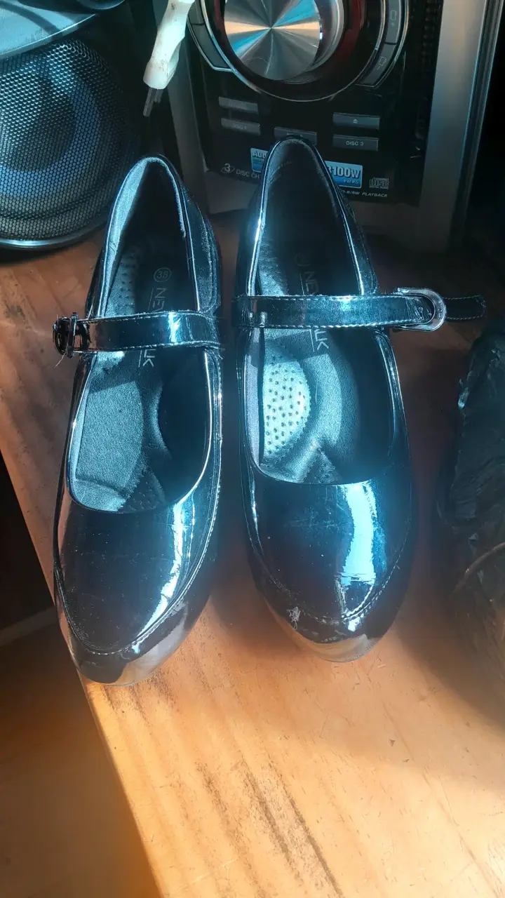 Zapatos  negros con tacón bajo para mujer - 2