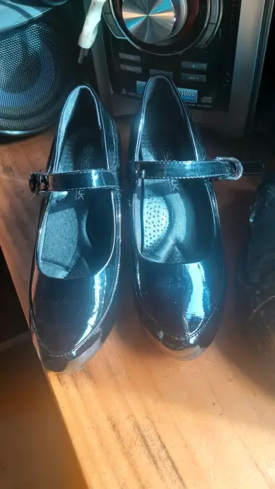 Zapatos  negros con tacón bajo para mujer - miniatura 2