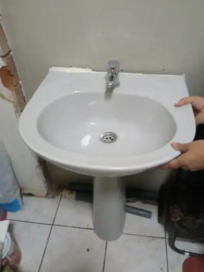 Lavamanos de cerámica con pedestal blanco - miniatura 1