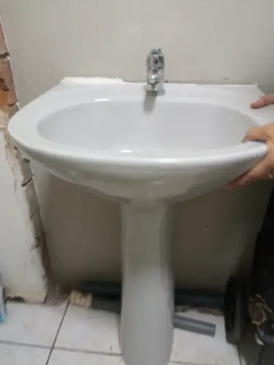 Lavamanos de cerámica con pedestal blanco - miniatura 2