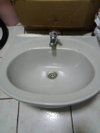 Lavamanos de cerámica con pedestal blanco - miniatura 4