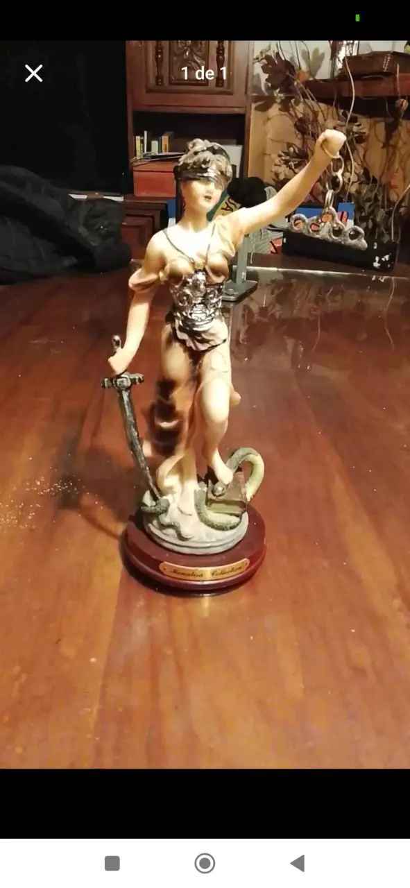 Estatua de Justicia con Espada y Serpiente