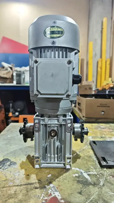 Motorreductor trifásico de engranajes - miniatura 6