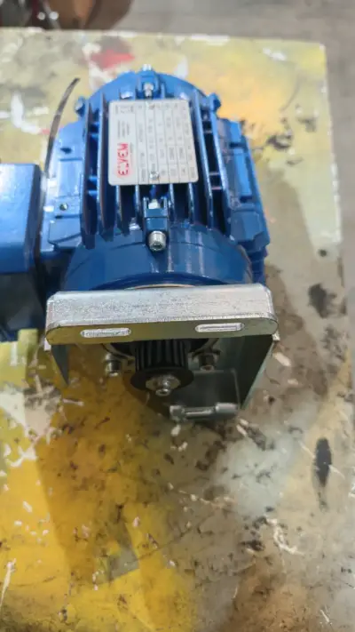 Motor eléctrico trifásico Elvem 6T1 71B4 - miniatura 2