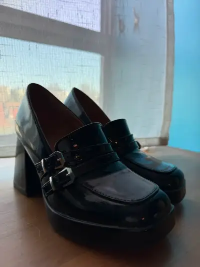 Zapatos de tacón,  negros con hebillas - miniatura 1
