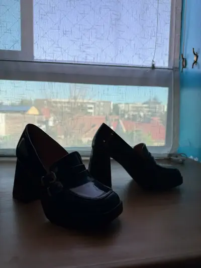 Zapatos de tacón,  negros con hebillas - miniatura 2