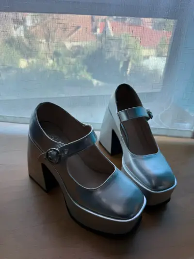 Zapatos de plataforma plateados con hebilla - miniatura 1