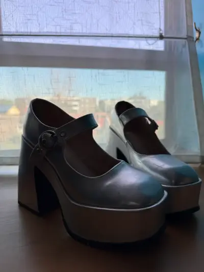 Zapatos de plataforma plateados con hebilla - miniatura 2