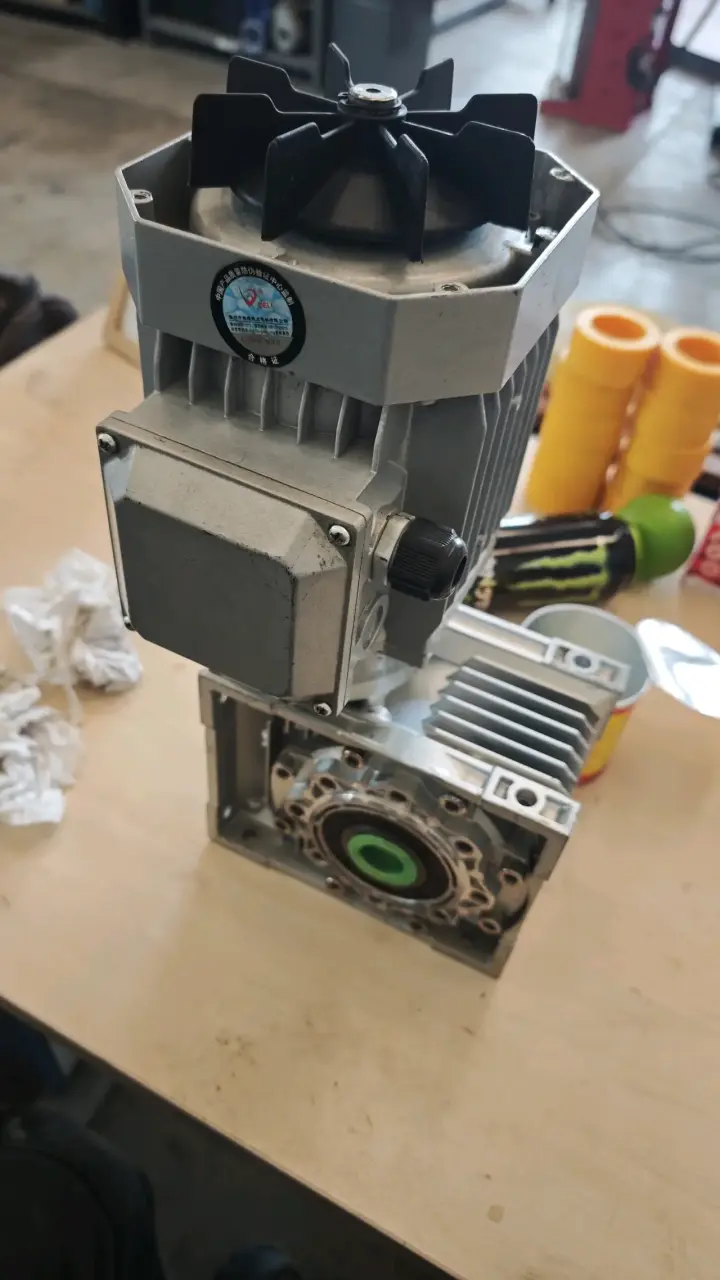 Motor eléctrico trifásico con caja reductora - 2