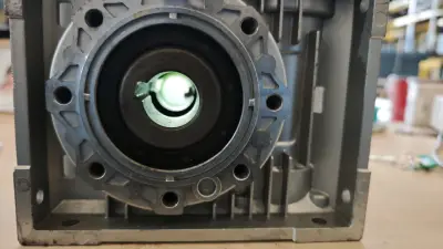 Motor eléctrico trifásico con caja reductora - miniatura 4
