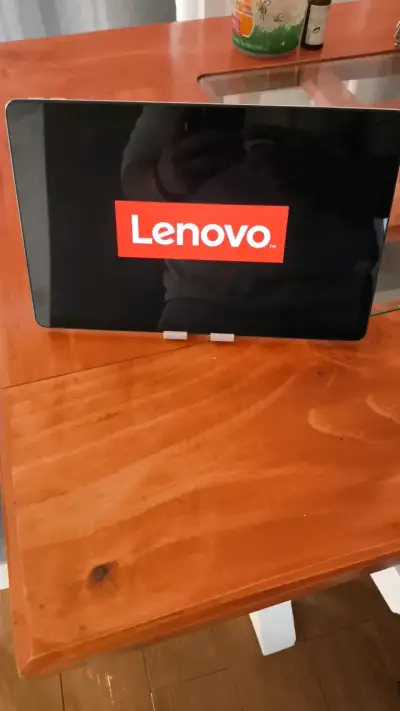 Tablet Lenovo con pantalla táctil de 10 pulgadas - miniatura 1