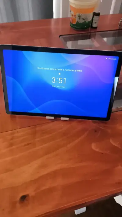 Tablet Lenovo con pantalla táctil de 10 pulgadas - miniatura 2