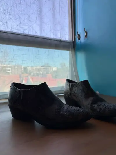 Zapatos de cuero negro con textura y tachas - miniatura 1