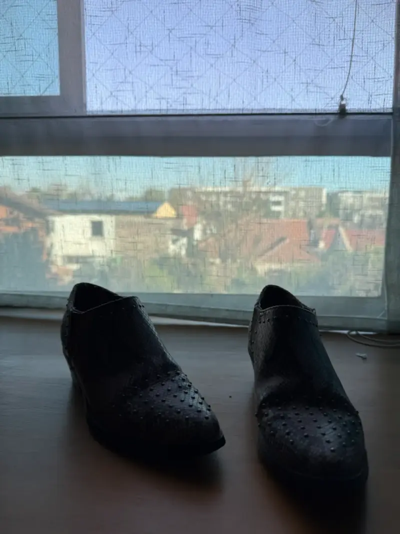 Zapatos de cuero negro con textura y tachas - 2
