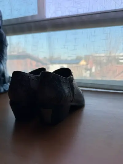 Zapatos de cuero negro con textura y tachas - miniatura 3