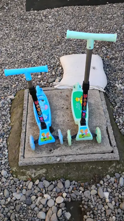 Scooters infantiles ajustables azul y verde - miniatura 1