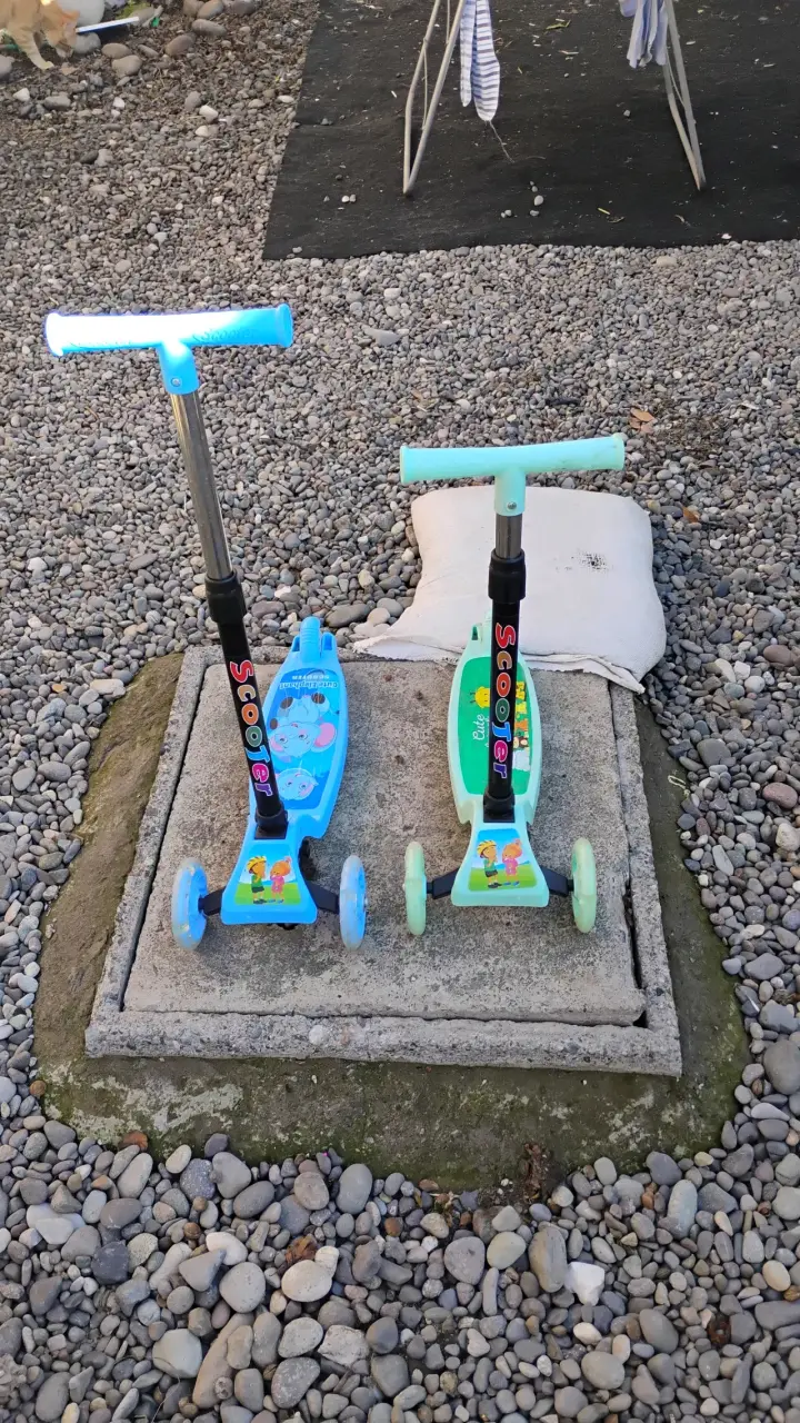 Scooters infantiles ajustables azul y verde - 2