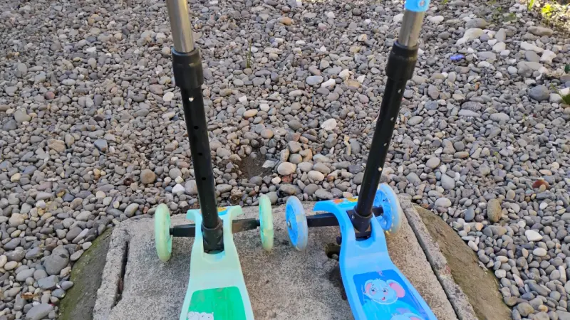 Scooters infantiles ajustables azul y verde - 3