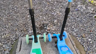 Scooters infantiles ajustables azul y verde - miniatura 3