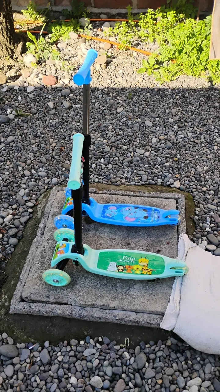 Scooters infantiles ajustables azul y verde - 4