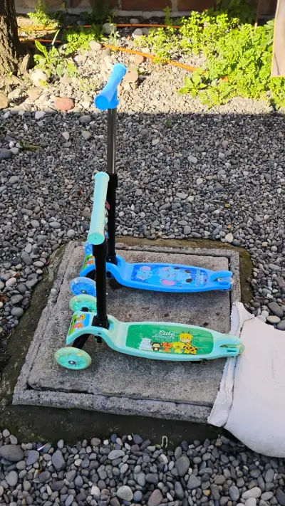 Scooters infantiles ajustables azul y verde - miniatura 4