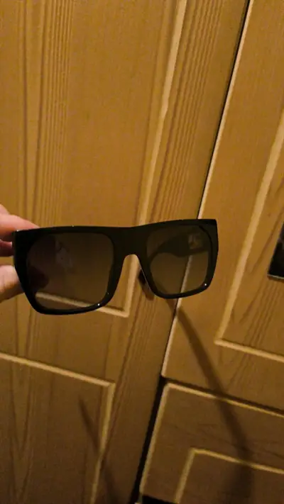 Gafas de sol Fendi negras estilo moderno - miniatura 1