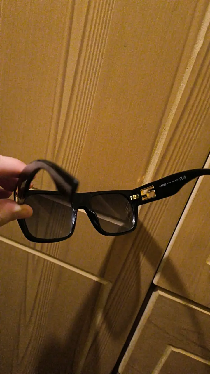 Gafas de sol Fendi negras estilo moderno - 2