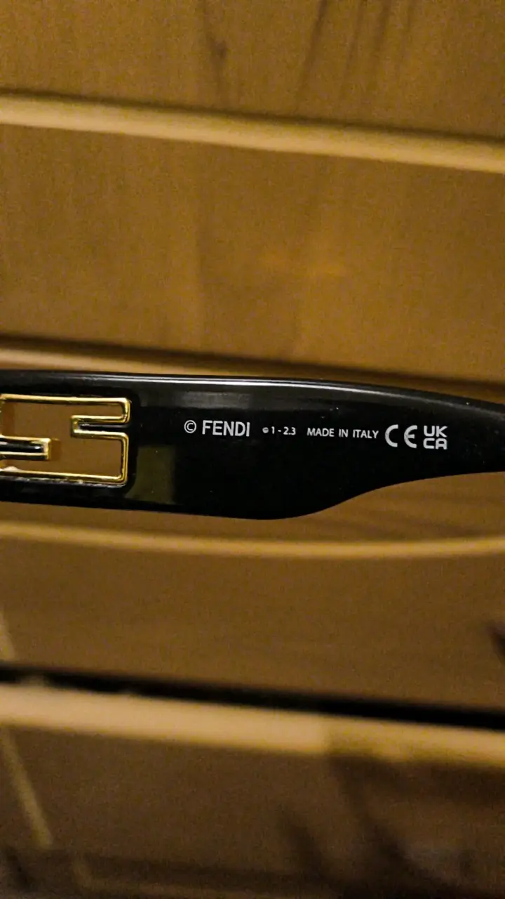 Gafas de sol Fendi negras estilo moderno - 3