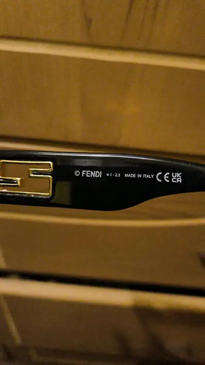 Gafas de sol Fendi negras estilo moderno - miniatura 3