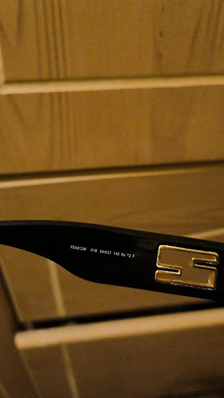 Gafas de sol Fendi negras estilo moderno - 4