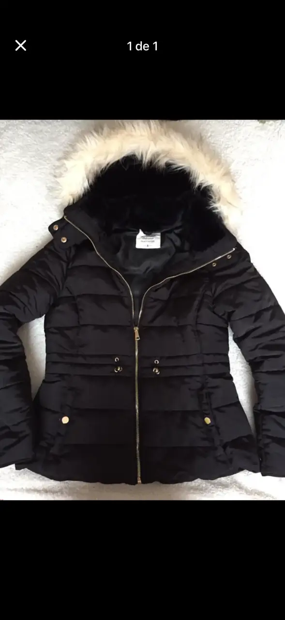 Chaqueta negra con capucha de piel