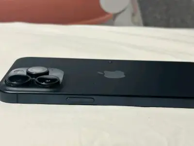 iPhone 15 Pro Max 256GB en buen estado - miniatura 5