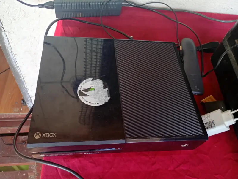 Consola Xbox One con cables - 2