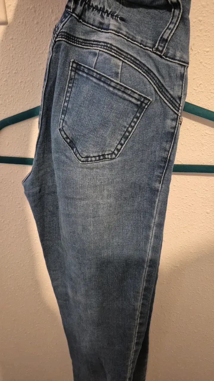 Jeans de mezclilla azul con botones decorativos - 1