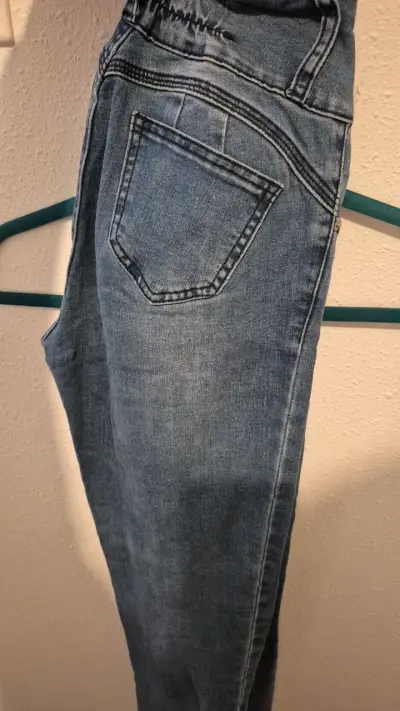 Jeans de mezclilla azul con botones decorativos - miniatura 1