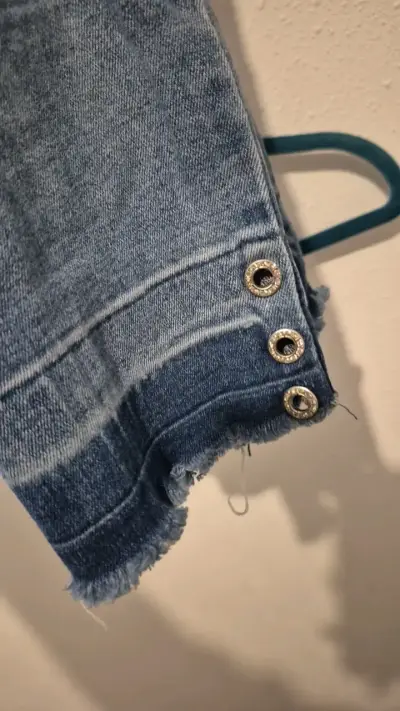 Jeans de mezclilla azul con botones decorativos - miniatura 2