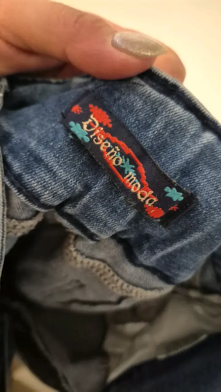 Jeans de mezclilla azul con botones decorativos - 4