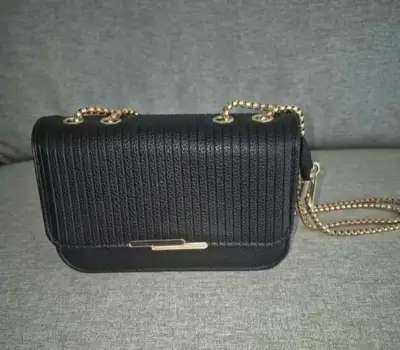 Cartera negra con cadena dorada elegante - miniatura 1