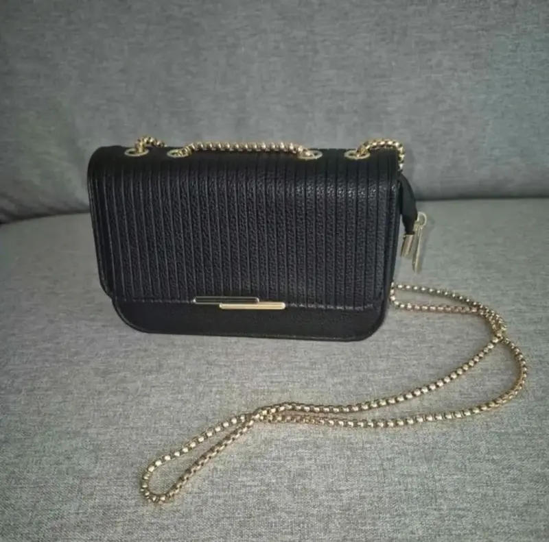 Cartera negra con cadena dorada elegante - 2