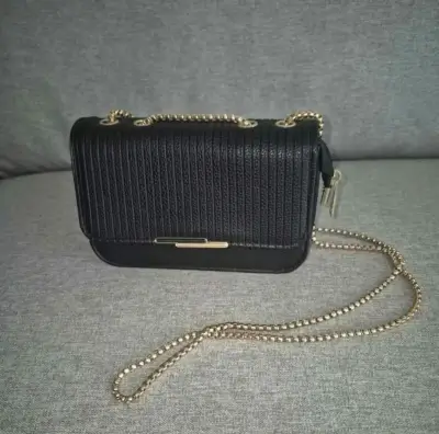 Cartera negra con cadena dorada elegante - miniatura 2